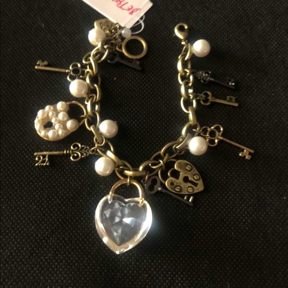 Betsey Johnson Gold Tone Brass Ox Lock & Key Charm Bracelet Crystal/Faux Pearl - Picture 6 of 8